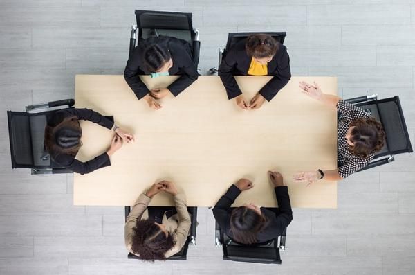 Illustration for the article “Discussion Table in Mahadevapura â Ideal Choice for Team Brainstorming”