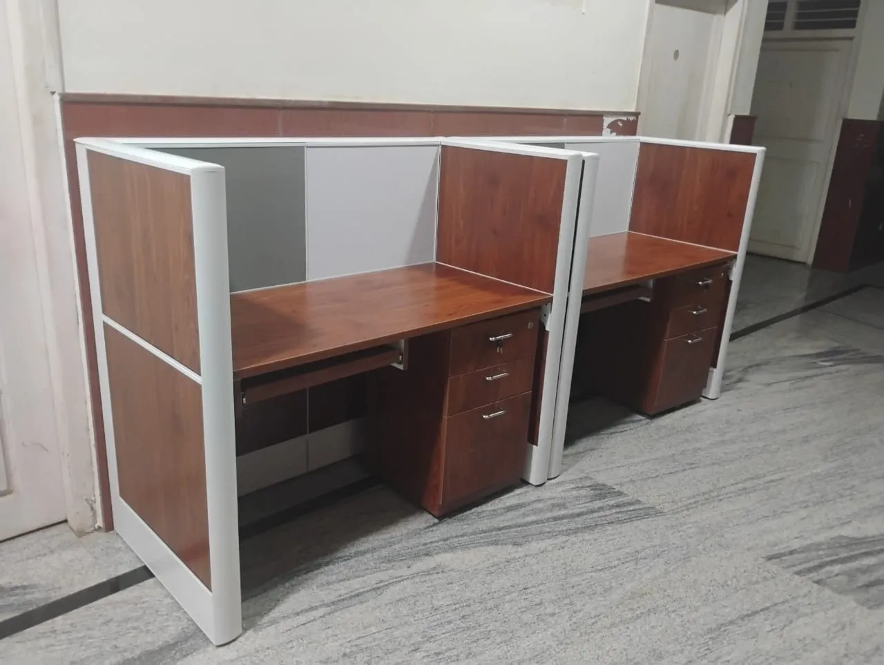Two-seat cluster showing the wood-grain screen tiles and lockable pedestals