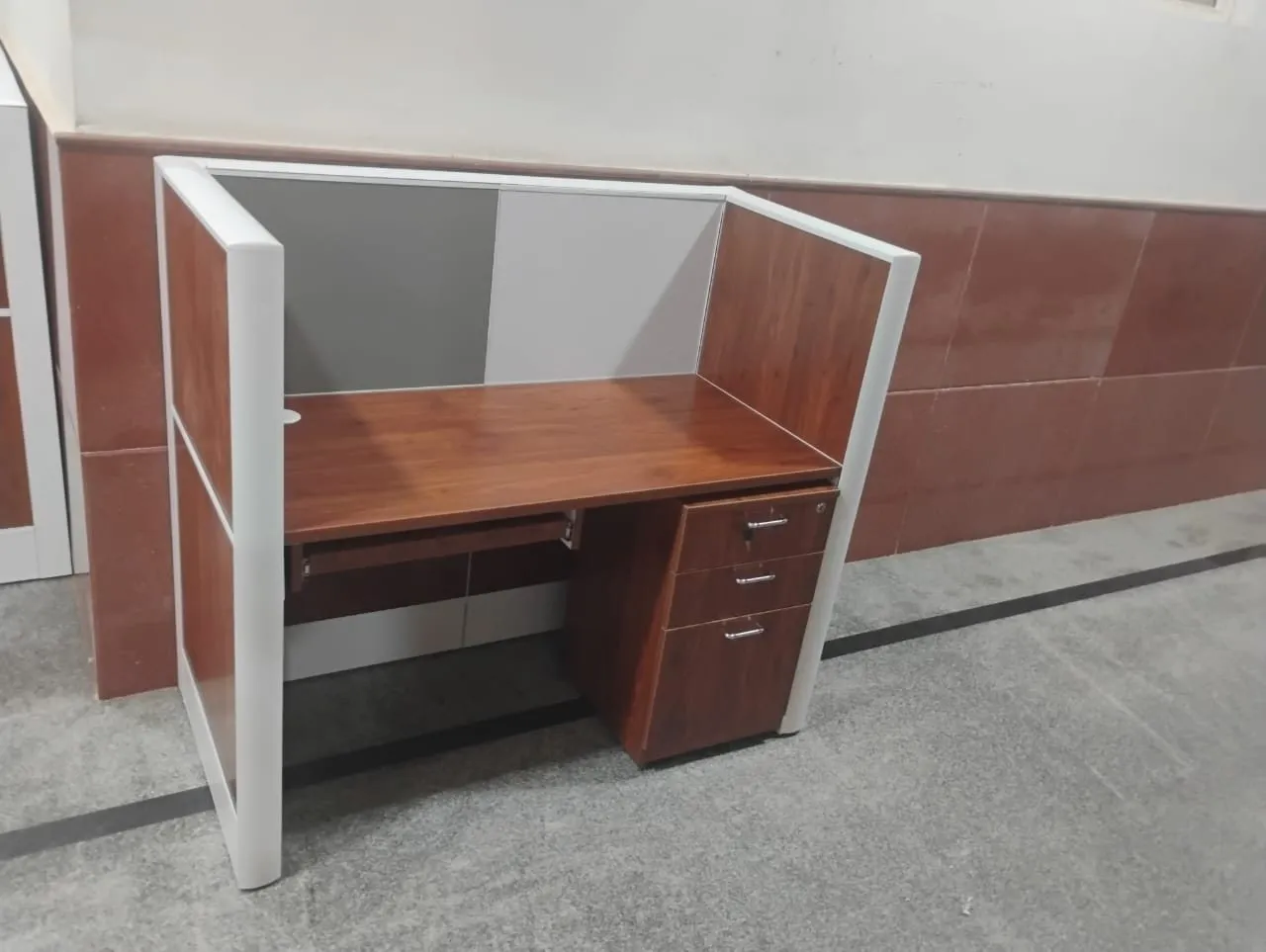 Single workstation showing the keyboard tray, cable grommet and three-drawer pedestal